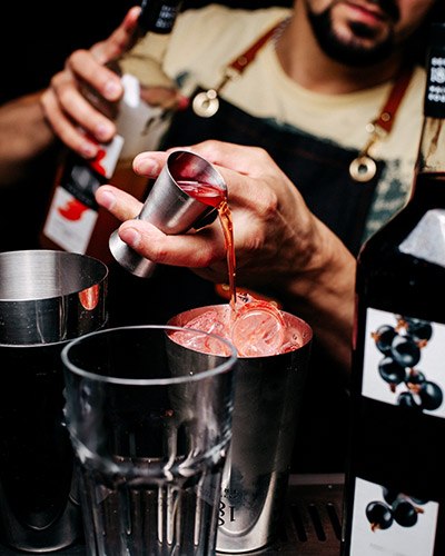 corporate mixology class student mixing drinks