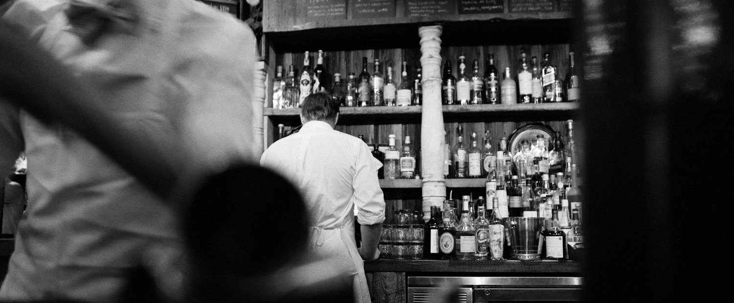 Image: Learn how to go from barback to bartender fast. National Bartending School shares real-world tips to climb the ladder, improve skills, and start a bartending career with confidence. pexels-pixabay